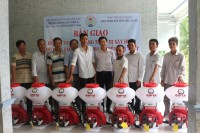 Bàn giao máy xạ phân cho thành viên HTX nông nghiệp Xà Phiên