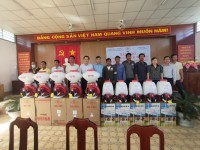 Bàn giao trang thiết bị phục vụ sản xuất cho các hộ nghèo và cận nghèo huyện Tri Tôn, tỉnh An Giang